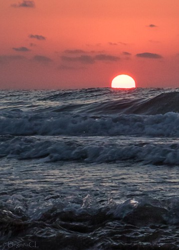 sol amanecer mar mediterráneo playa olas azul naranja cielo horizonte nubes neblina playpuig verano begoñacl