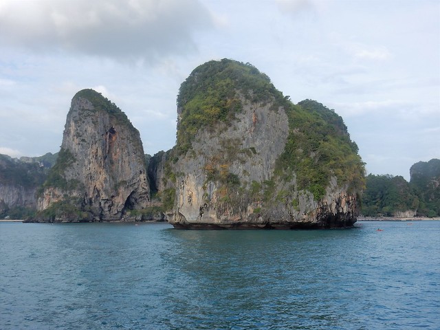 Rumbo a Ao Nang: navegando entre gigantes de roca - TAILANDIA POR LIBRE: TEMPLOS, ISLAS Y PLAYAS (19)