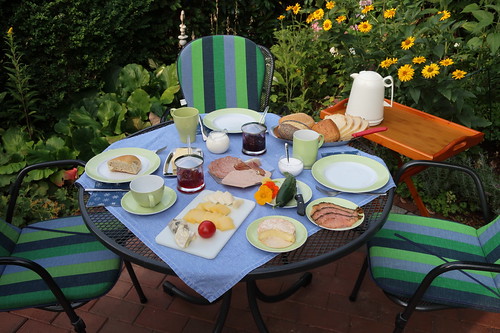 Frühstück im Garten (am letzten Morgen unseres diesjährigen Sommerurlaubs in Minden)