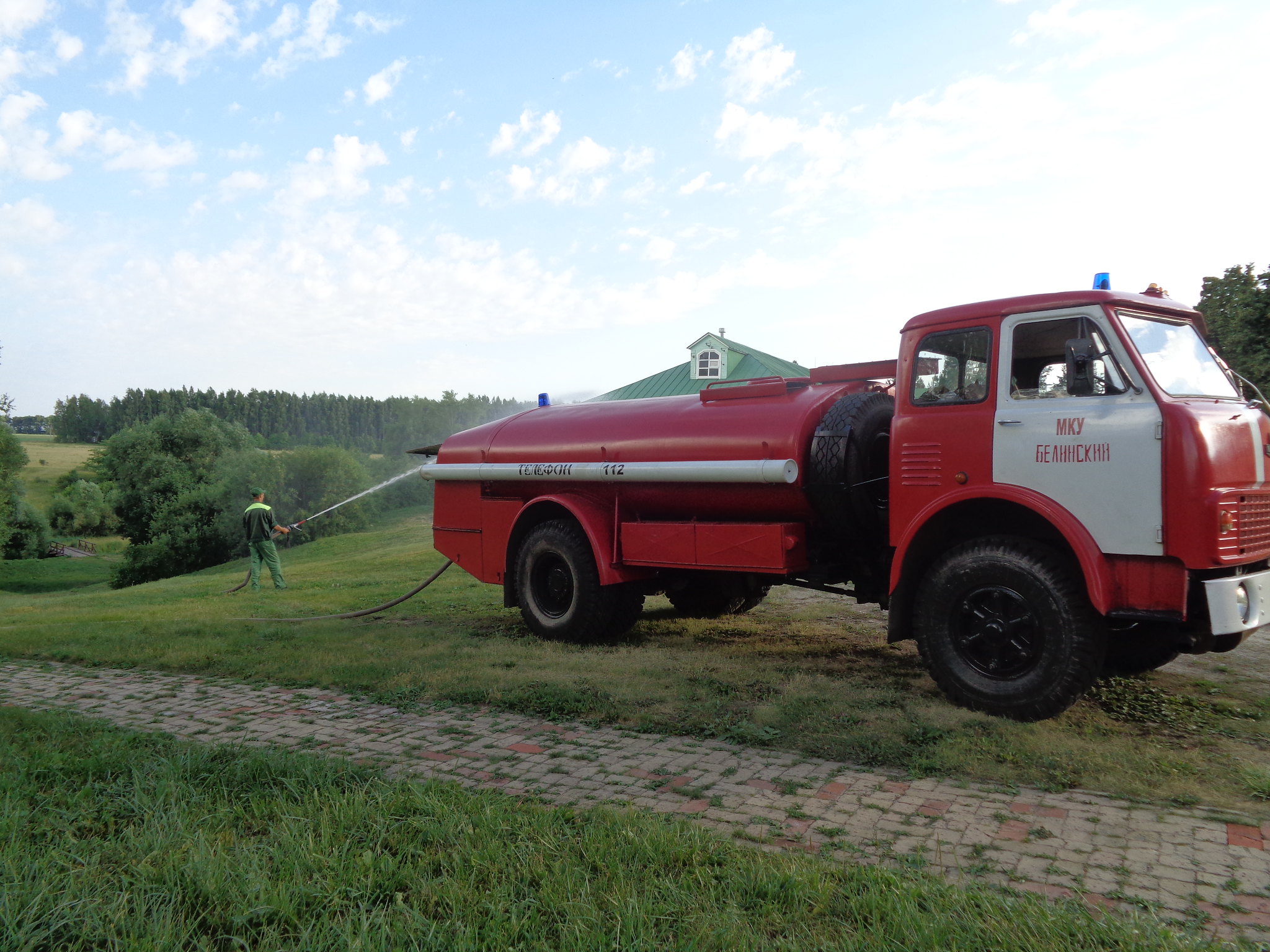 Полив территории музея при помощи пожарной машины
