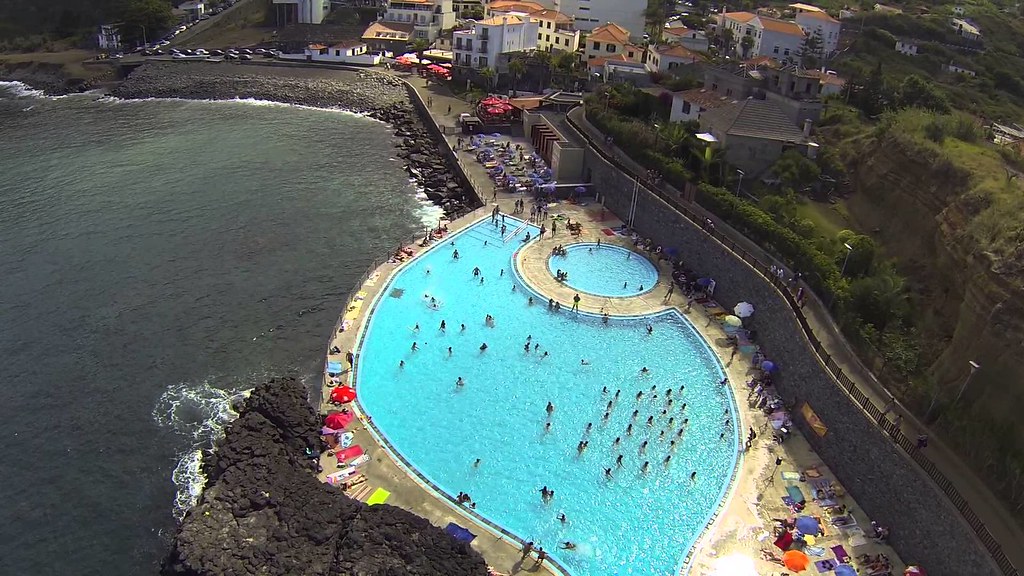 Мадейра. Пляж и бассейн в Porto da Cruz.