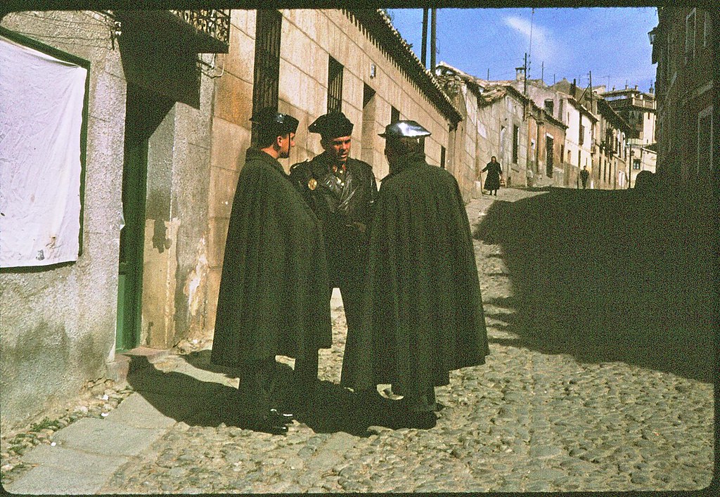 Guardias civiles en la Calle Descalzos de Toledo en abril de 1963. Película Kodachrome. Donación de la familia Burgos.