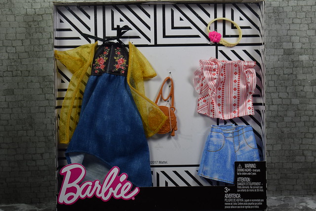 2017 Barbie Fashions FKT40