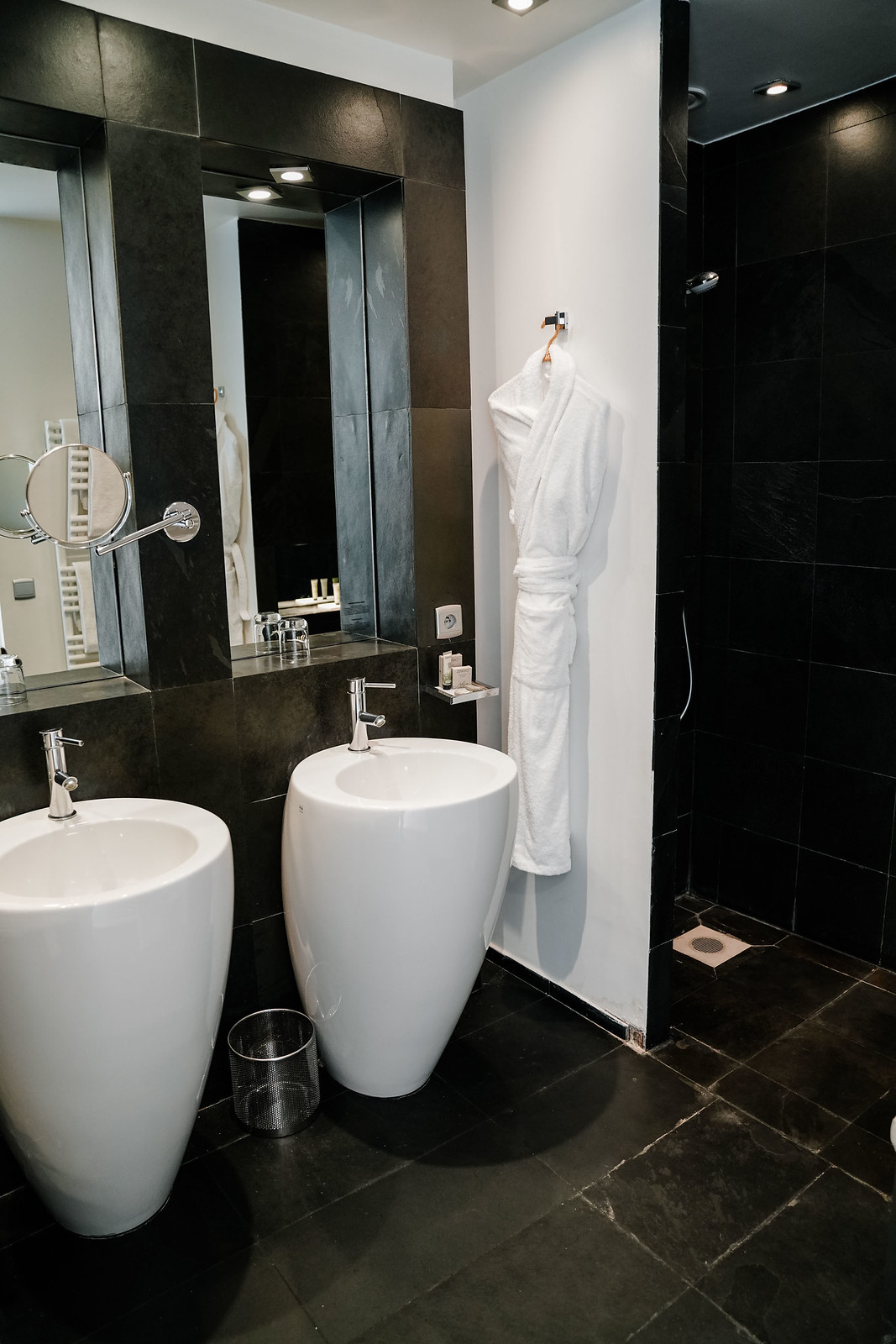 1k Paris hotel bathroom review