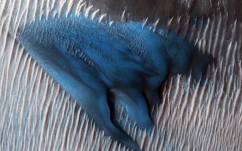 Penampakan pasir biru misterius di Mars.
