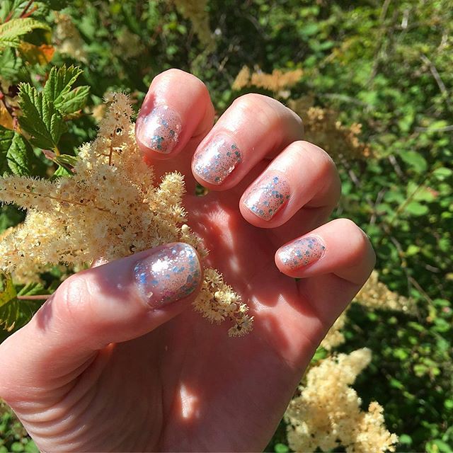 Glitter nails in nature 🌿✨✨✨