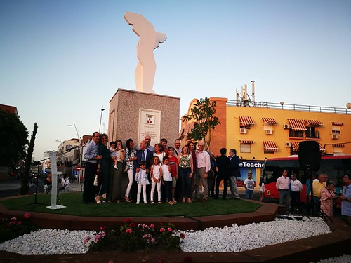 Inauguración del monumento a Ángel Bernardos y los donantes en la Avenida Cristóbal Colón