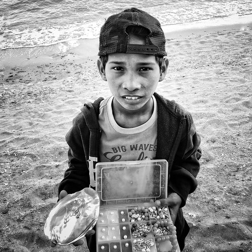 stranger boy pearl vendor jewelry seashore beach resort weekly sanjuan batangas philippines weeklyplusten
