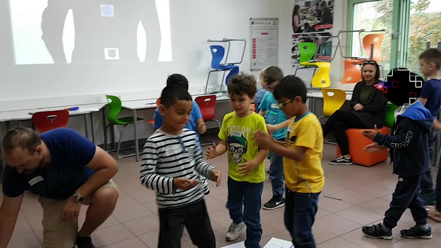 Kinder spielen Roboter_effects