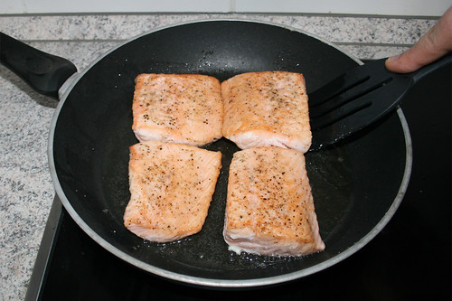 26 - Lachs beidseitig anbraten / Fry salmon on both sides