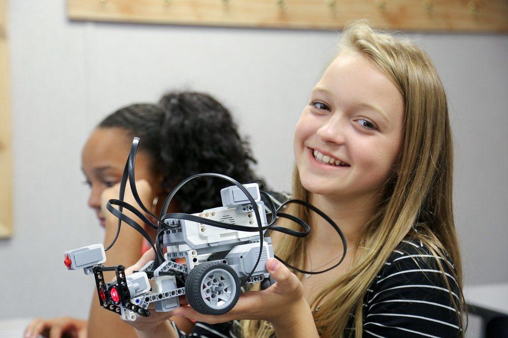 GIRLS: Girls Interested in Robotics Lego and Scratch