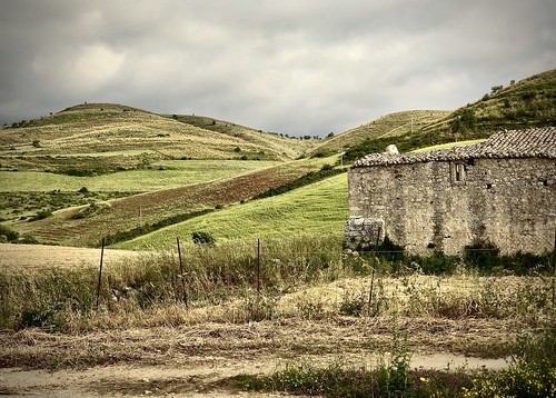 licodiaeubea sicily italy hills farmhouse stonebuilding abandoned
