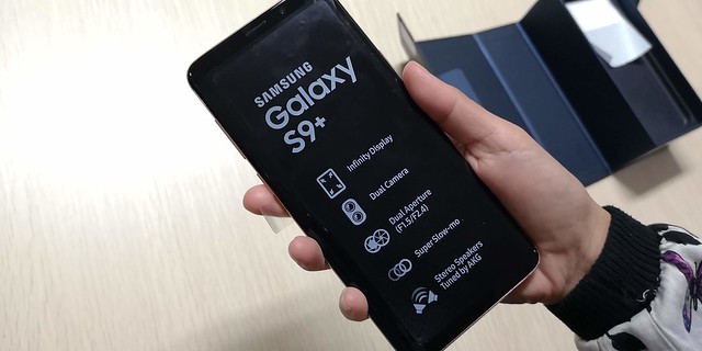 Unit Galaxy S9 Plus Sunrise Gold (Liputan6.com/ Agustin Setyo W)