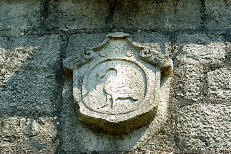 Герб на городской стене