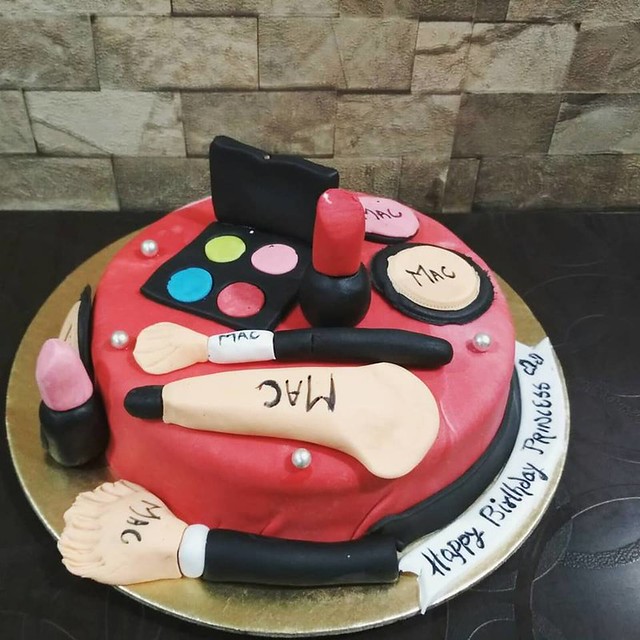 Makeup Set Cake by Cakes In the City by Gazal Agarwal