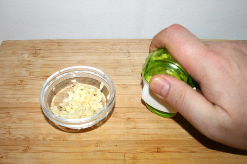 29 - Knoblauch zerkleinern / Mince garlic