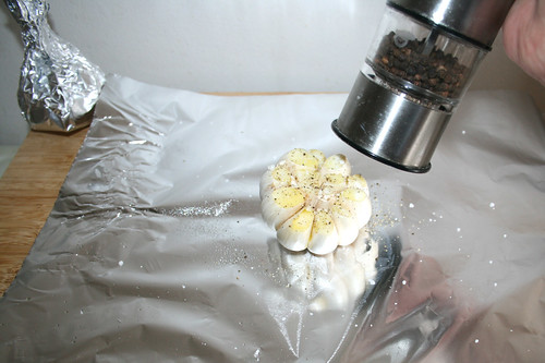 16 - Knoblauchknollen mit Salz & Pfeffer würzen / Season garlic bulbs with salt & pepper