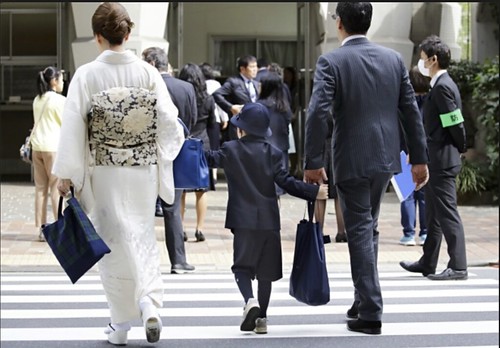 Как японцы готовятся к школе форма, примерно, школы, наряд, японцы, картинкой, начальной, ранец, школьный, одежде, ребенок, сложно, такой, купила, можно, такие, Токио, меньше, любой, здесь