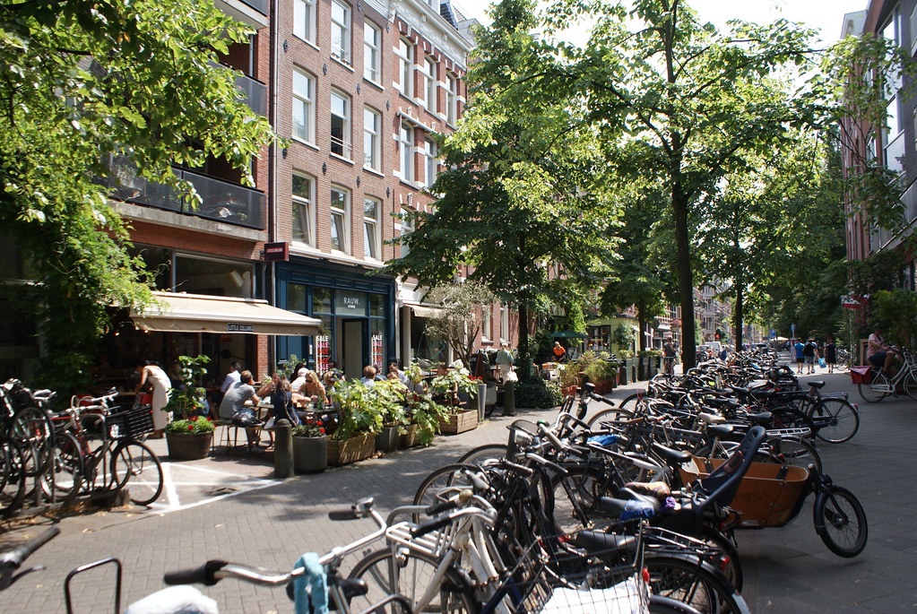 Eerste Sweelinckstraat, agréable rue entre le marché et le parc. Dans le Pijp à Amsterdam.