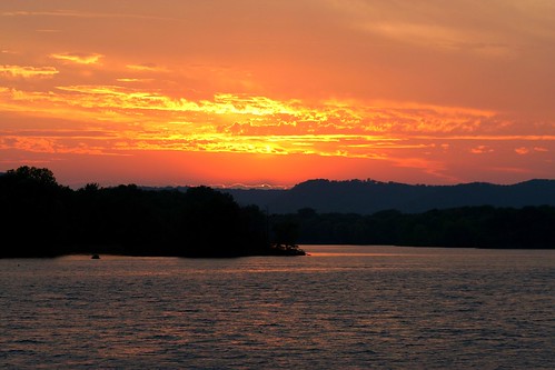 sunset orange water wisconsin night river mississippi mississippiriver fountaincity carquestguy anawesomeshot
