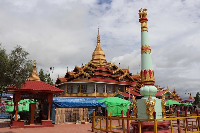 Pagoda Phaung Daw Lago Inle