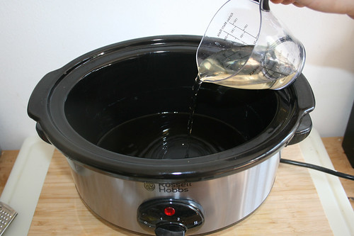 18 - Sojasauce & Wasser in Slow Cooker geben / Put soy sauce & water in slow cooker