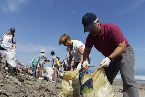 Intendente Quezada encabezó la limpieza de Playa el Colorado en el Día de la Tierra.