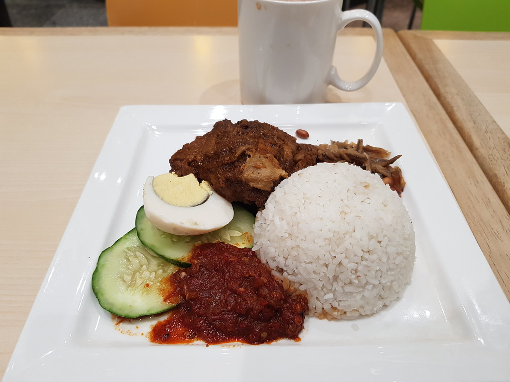 马来"仁当鸡"椰酱饭 Nasi Lemak Rendang Ayam $16.95 & 马来拉茶 Teh Tarik $5.10 @ Malaysian Wok Express at KLIA
