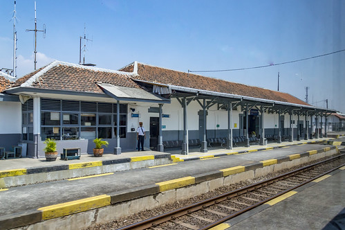 station stasiun keretaapi railway indonesia arjawinangun heritage dutch building architecture cirebon brebes