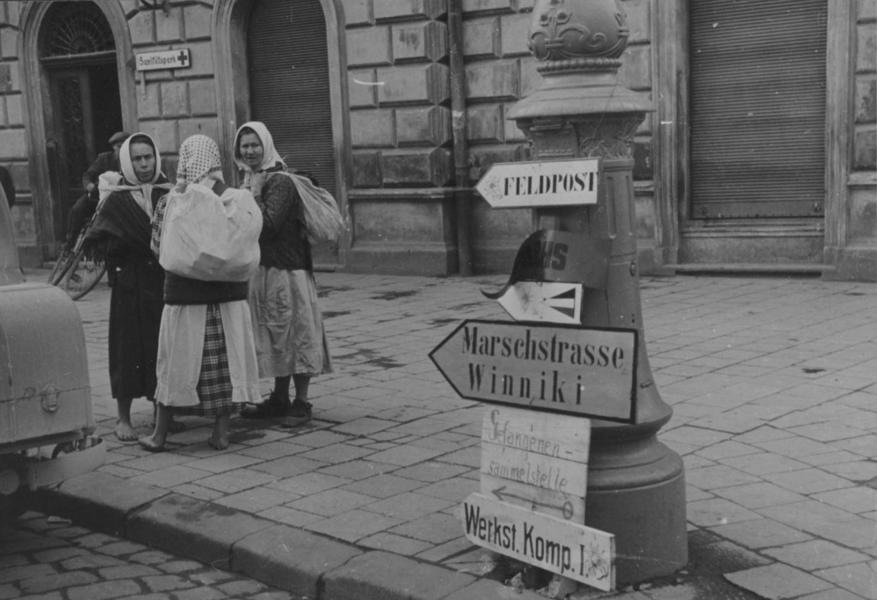 Немецкие дорожные указатели на улице Львова, лето 1941