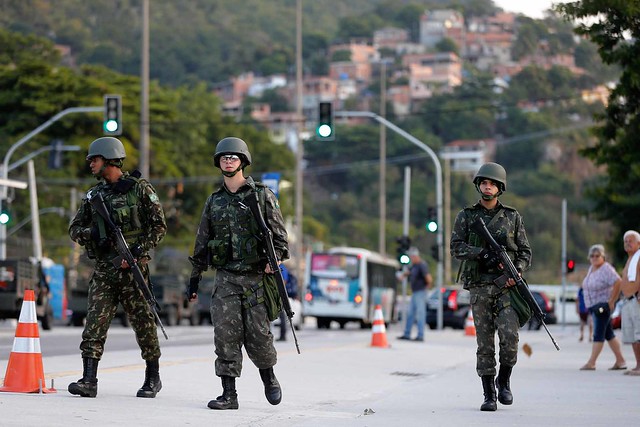 A intervenÃ§Ã£o federal militar no Rio de Janeiro sÃ³ fez aumentar os homicÃ­dios decorrentes de aÃ§Ãµes policiais em quase 60% - CrÃ©ditos: Fernando FrazÃ£o/ AgÃªncia Brasil