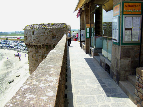 walls on island and restaurant