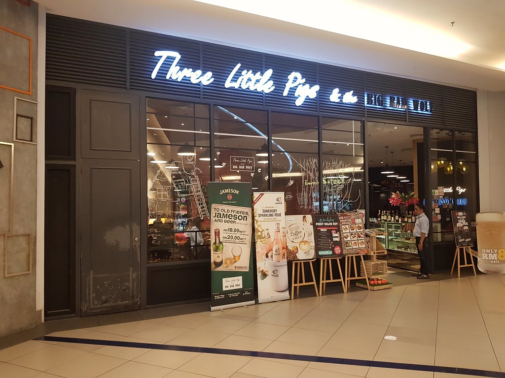 @ Three Little Pigs & The Big Bad Wolf at Tropicsna City Mall PJ
