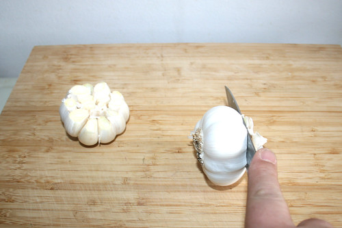 13 - Spitze des Knoblauchzehen abschneiden / Cut top of garlic bulbs
