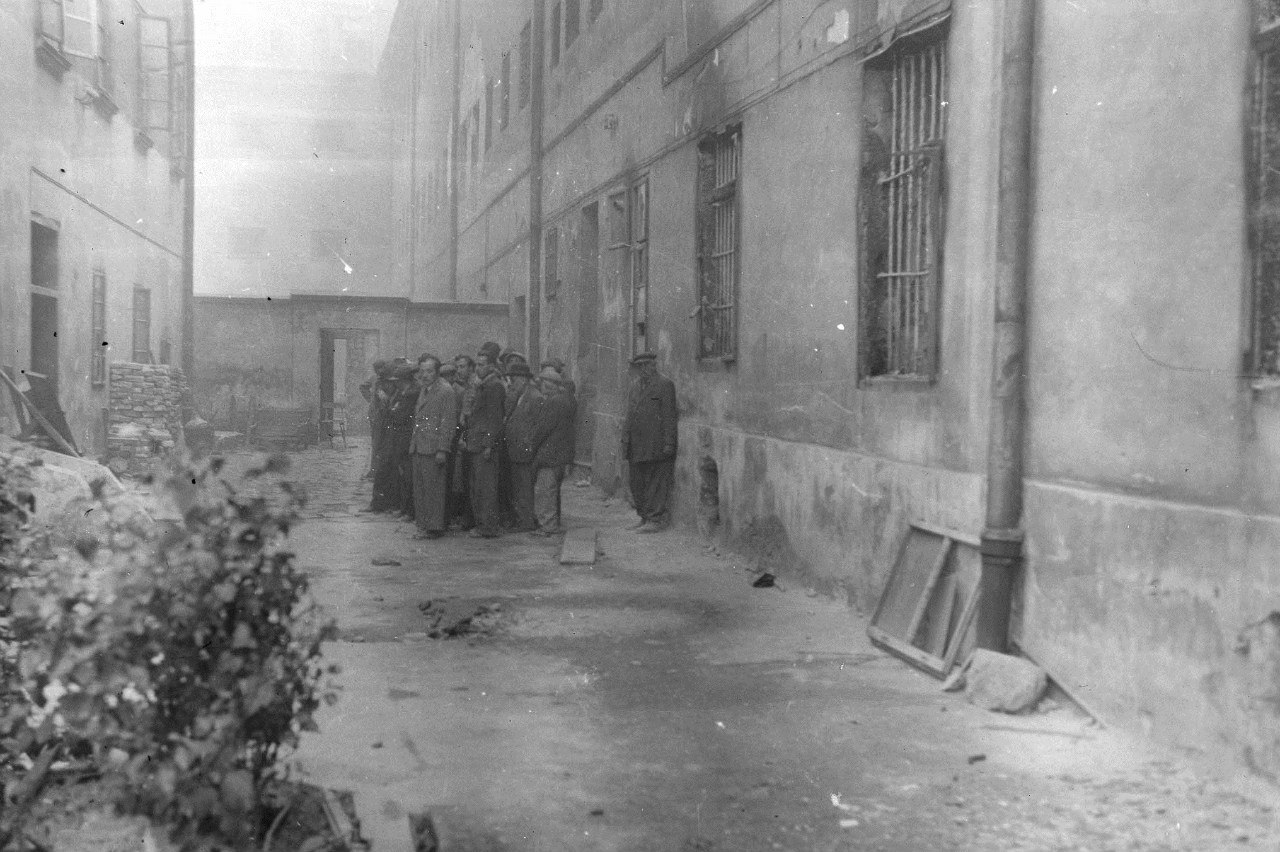 Группа евреев во дворе тюрьмы Львова в ожидании расстрела. 30 июня - 2 июля 1941 года.