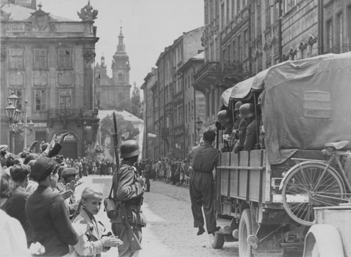 Жители Львова приветствуют автоколонну немецких войск на улице города, июнь - июль 1941
