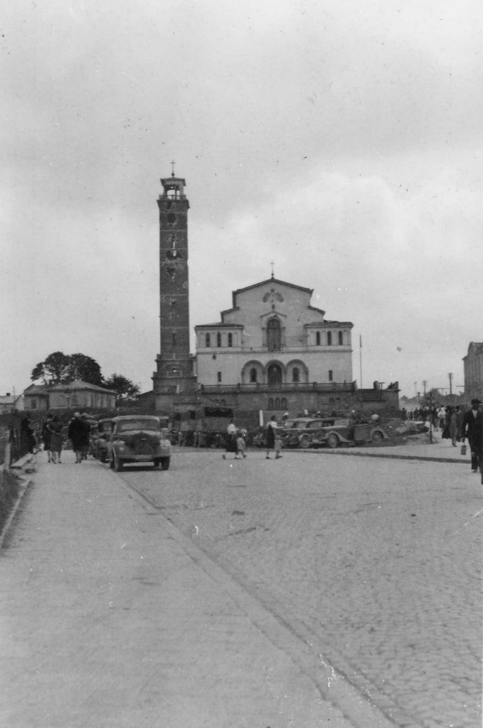Немецкие автомобили возле здания синагоги во Львове. 1941