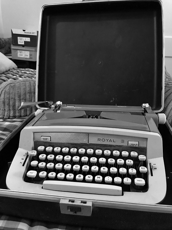 Royal Sabre portable typewriter in case