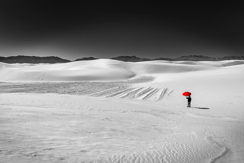 hmm red umbrella whitesandsnationalmonument dunes tracks