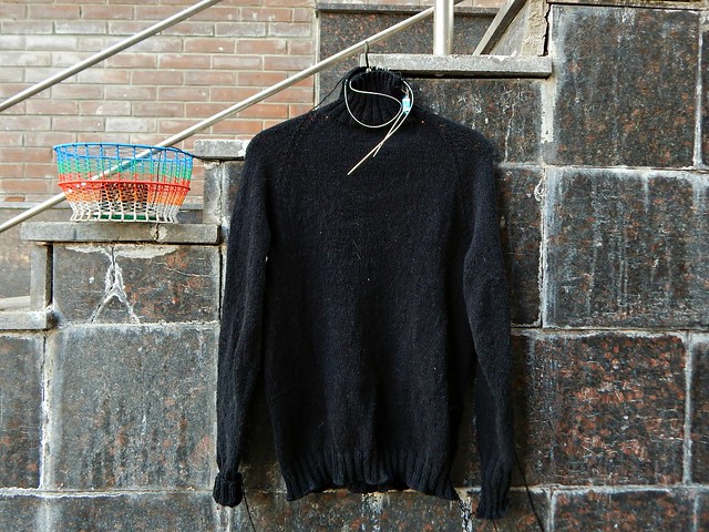Чёрный хлопковый свитер спицами регланом снизу вверх по описанию Элизабет Циммерманн | Black cotton knitted sweater. Pattern - Elizabeth Zimmermann