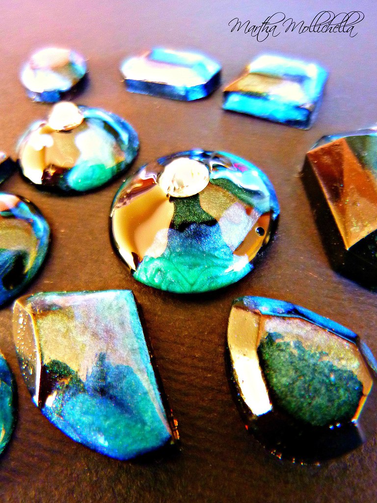 #resinart #cabochon #handmadecabochons #marthamollichella #marthamollichellahandmadejewelry  Piccoli "segreti" olografici, per questi cabochon handmade.