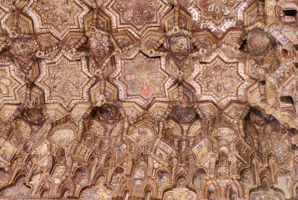 Les muqarnas ou nids d'abeilles du plafond de la chapelle Palatine à Palerme.