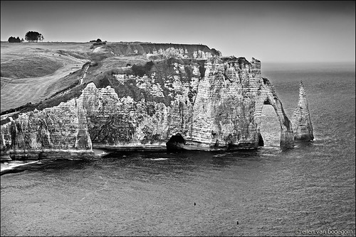 étretat lehavre seinemaritime normandie normandy france europe landscape pebble beach chalk cliffs natural arch englishchannel english channel lamanche view sea water bw 24105mm