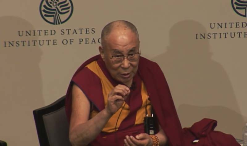 "Kita harus hidup di planet kecil ini ... jadi lebih baik hidup secara harmonis, bahagia dengan rasa persaudaraan. Tidak ada pilihan lain," kata Y.M. Dalai Lama Ke-14 di U.S. Institute of Peace in Washington, Senin (13/6/2016) .