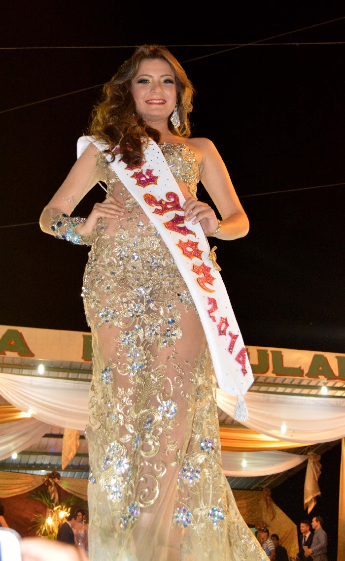 Mishell Coppiano Arguello, electa reina de Chone 2014-2015