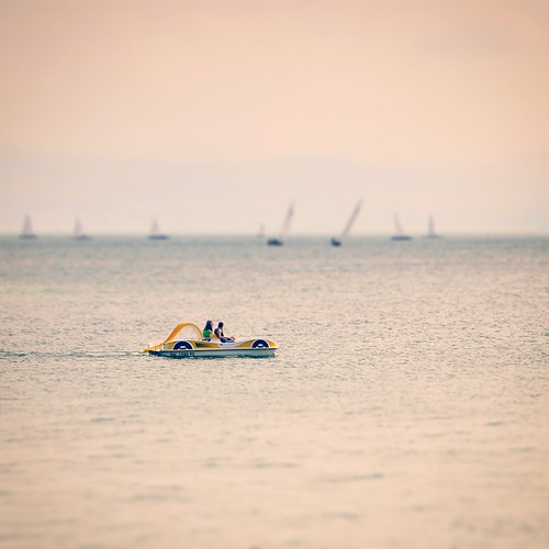 lake water boat sailboat pedalboat landscape view fun outdoors light colors details mood sunlight travel visit explore friedrichshafen bodensee badenwürttemberg germany photography hobby far bokeh