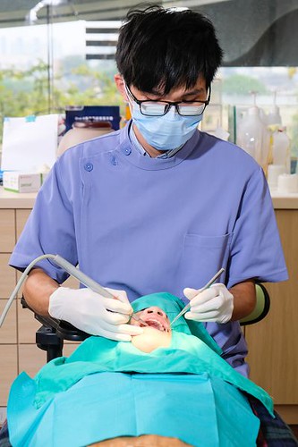 來高雄人本自然牙醫洗牙推薦葉俊佑醫師，洗牙不痛又仔細！