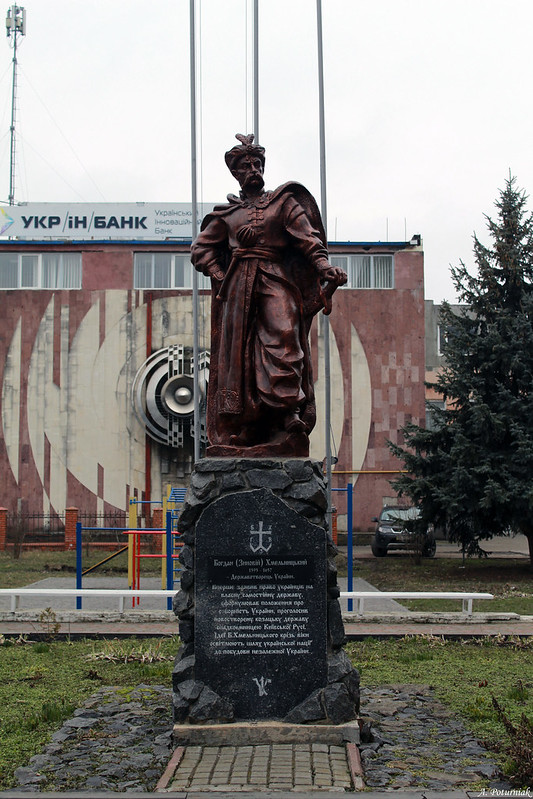 Пам`ятник Богданові Хмельницькому  на території Хмельницького інституту МАУП 