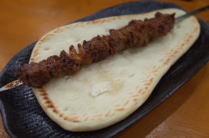 池袋西口蘭州拉麺火焔山新疆風ラム肉の串焼き ナン