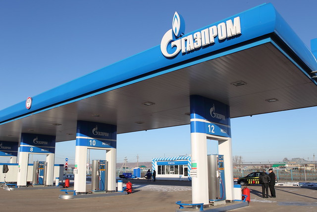 Na Rússia, empresa pública comanda a produção de petróleo; gasolina custa R$ 2,32